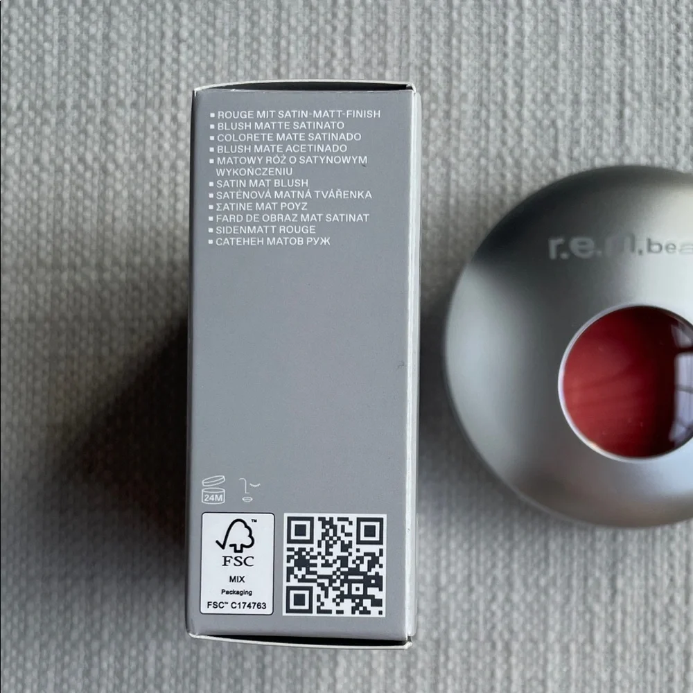 r.e.m. beauty Hyphenova Satin Matte Blush - Sun Pop